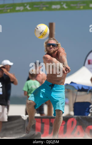 Luglio 24, 2010 - Long Beach, CA, Stati Uniti d'America - 24 Luglio 2010: Ty Tramblie passa la palla all'AVP Nivea Tour di Long Beach, CA. Credito: Josh Cappella / Southcreek globale di credito (Immagine: © Southcreek globale/ZUMApress.com) Foto Stock