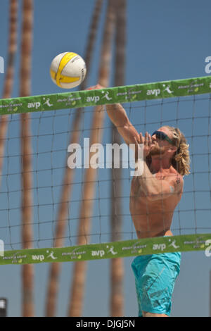 Luglio 24, 2010 - Long Beach, CA, Stati Uniti d'America - 24 Luglio 2010: Ty Tramblie punte della sfera all'AVP Tour Nivea a Long Beach, CA. Credito: Josh Cappella / Southcreek globale di credito (Immagine: © Southcreek globale/ZUMApress.com) Foto Stock