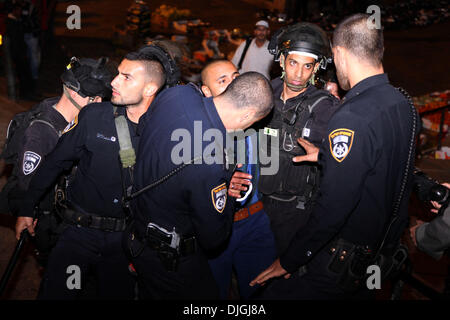 Gerusalemme, Gerusalemme, Territorio palestinese . 27 Nov, 2013. Frontiera israeliana poliziotti di arresto di un manifestante palestinese durante una manifestazione a Gerusalemme, il 27 novembre 2013. Le dimostrazioni sono iniziati dopo l uccisione di tre militanti palestinesi della Cisgiordania villaggio di Yatta mattina presto dall esercito israeliano. Secondo la sicurezza israeliana servizi, un israeliano anti-terrorismo unità ha effettuato due operazioni nei pressi di Hebron, uccidendo tre palestinesi sospettati di pianificando attacchi contro Israele e l' Autorità Palestinese Credito: Saeed Qaq APA/images/ZUMAPRESS.com/Alamy Live News Foto Stock