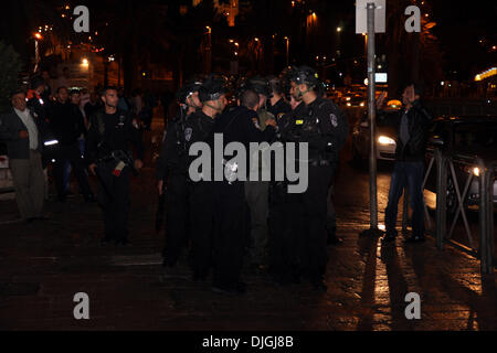 Gerusalemme, Gerusalemme, Territorio palestinese . 27 Nov, 2013. Frontiera israeliana poliziotti di arresto di un manifestante palestinese durante una manifestazione a Gerusalemme, il 27 novembre 2013. Le dimostrazioni sono iniziati dopo l uccisione di tre militanti palestinesi della Cisgiordania villaggio di Yatta mattina presto dall esercito israeliano. Secondo la sicurezza israeliana servizi, un israeliano anti-terrorismo unità ha effettuato due operazioni nei pressi di Hebron, uccidendo tre palestinesi sospettati di pianificando attacchi contro Israele e l' Autorità Palestinese Credito: Saeed Qaq APA/images/ZUMAPRESS.com/Alamy Live News Foto Stock