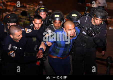 Gerusalemme, Gerusalemme, Territorio palestinese . 27 Nov, 2013. Frontiera israeliana poliziotti di arresto di un manifestante palestinese durante una manifestazione a Gerusalemme, il 27 novembre 2013. Le dimostrazioni sono iniziati dopo l uccisione di tre militanti palestinesi della Cisgiordania villaggio di Yatta mattina presto dall esercito israeliano. Secondo la sicurezza israeliana servizi, un israeliano anti-terrorismo unità ha effettuato due operazioni nei pressi di Hebron, uccidendo tre palestinesi sospettati di pianificando attacchi contro Israele e l' Autorità Palestinese Credito: Saeed Qaq APA/images/ZUMAPRESS.com/Alamy Live News Foto Stock