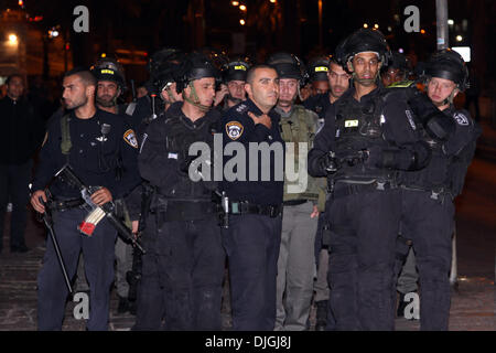 Gerusalemme, Gerusalemme, Territorio palestinese . 27 Nov, 2013. Frontiera israeliana poliziotti di arresto di un manifestante palestinese durante una manifestazione a Gerusalemme, il 27 novembre 2013. Le dimostrazioni sono iniziati dopo l uccisione di tre militanti palestinesi della Cisgiordania villaggio di Yatta mattina presto dall esercito israeliano. Secondo la sicurezza israeliana servizi, un israeliano anti-terrorismo unità ha effettuato due operazioni nei pressi di Hebron, uccidendo tre palestinesi sospettati di pianificando attacchi contro Israele e l' Autorità Palestinese Credito: Saeed Qaq APA/images/ZUMAPRESS.com/Alamy Live News Foto Stock