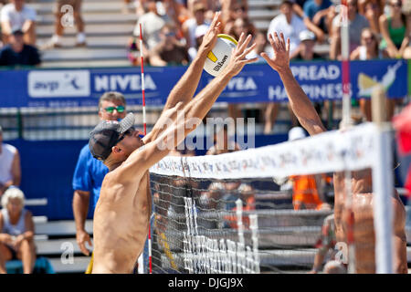 Luglio 24, 2010 - Long Beach, CA, Stati Uniti d'America - 24 Luglio 2010: Phil Dalhausser blocchi un'altra sfera all'AVP Tour Nivea a Long Beach, CA. Credito: Josh Cappella / Southcreek globale di credito (Immagine: © Southcreek globale/ZUMApress.com) Foto Stock