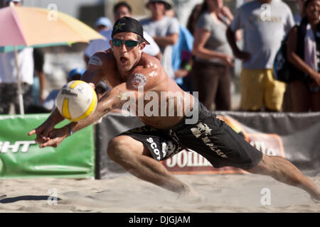 Luglio 24, 2010 - Long Beach, CA, Stati Uniti d'America - 24 Luglio 2010: Sean scott si estende per il dig al AVP Tour Nivea a Long Beach, CA. Credito: Josh Cappella / Southcreek globale di credito (Immagine: © Southcreek globale/ZUMApress.com) Foto Stock