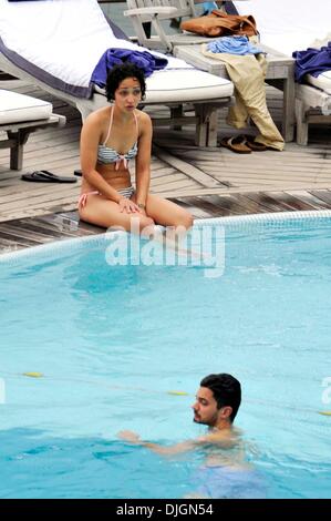 Dominic Cooper e la sua fidanzata Ruth Negga godetevi una vacanza a bordo piscina in Albergo Della Regina Isabella Ischia, Italia - 12.07.12 Foto Stock