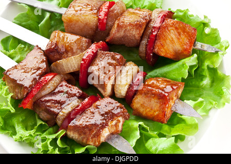 Kebab alla griglia (spiedini) su sputa su lattuga. Foto Stock
