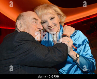 Berlino, Germania. 27 Nov, 2013. Produttore di film Atze Brauner e attrice Liselotte Pulver abbraccio nel riaperto cinema "Zoo Palast" di Berlino, Germania, 27 novembre 2013. Foto: Britta Pedersen/dpa/Alamy Live News Foto Stock