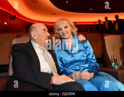 Berlino, Germania. 27 Nov, 2013. Produttore di film Atze Brauner e attrice Liselotte Pulver chat nel cinema riaperto 'Zoo Palast" di Berlino, Germania, 27 novembre 2013. Foto: Britta Pedersen/dpa/Alamy Live News Foto Stock