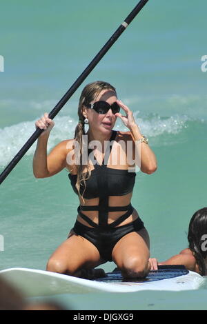 Vere casalinghe di Miami' star Marysol Patton impara a paddle board in Miami Beach Miami, Florida - 20.07.12 Foto Stock