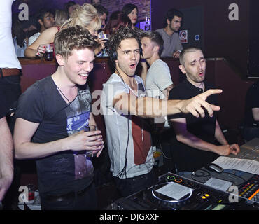 Joel torba, Andy Brown, Ryan Fletcher UK boy band Lawson partito e prestazioni a G-A-Y, Londra Inghilterra - 21.07.12 con: Joel torba, Andy Brown, Ryan Fletcher dove: Londra, Regno Unito quando: 21 Lug 2012 Foto Stock