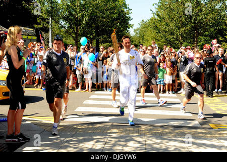 La fiamma olimpica è portato da Michael Vaughan attraverso Hillingdon come parte della Torcia Olimpica di Londra - Inghilterra - 24.07.12 Foto Stock