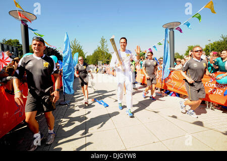 La fiamma olimpica è portato da Michael Vaughan attraverso Hillingdon come parte della Torcia Olimpica di Londra - Inghilterra - 24.07.12 Foto Stock