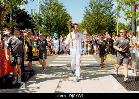 La fiamma olimpica è portato da Michael Vaughan attraverso Hillingdon come parte della Torcia Olimpica di Londra - Inghilterra - 24.07.12 Foto Stock