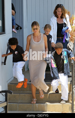 Johan Samuel Heidi Klum Leni Samuele e Henry Samuel Heidi Klum si diparte una classe di karate con i suoi figli per portarli fuori per Foto Stock