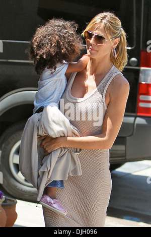 Lou Sulola Samuel e Heidi Klum Heidi Klum si diparte una classe di karate con i suoi figli per portarli fuori a pranzo al Divino cafe Foto Stock