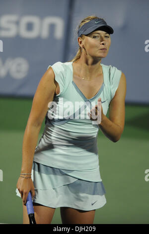 Luglio 27, 2010 - Stanford, in California, Stati Uniti d'America - 27 Luglio 2010: Maria Sharapova (RUS) festeggia dopo aver battuto Jie ZHENG (CHN) presso la banca del West Classic presso la famiglia Taube Tennis Center di Stanford, CA..Mandatory Credit: Matt Cohen / Southcreek globale di credito (Immagine: © Southcreek globale/ZUMApress.com) Foto Stock