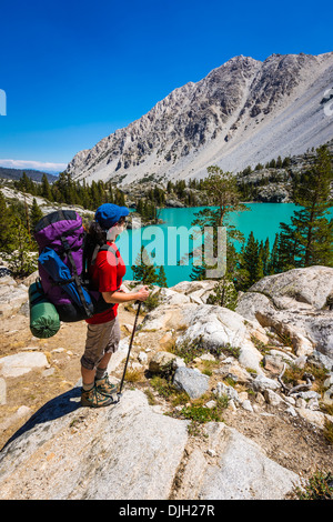 Saccopelisti al primo lago, Big Pine laghi, John Muir Wilderness, California USA Foto Stock