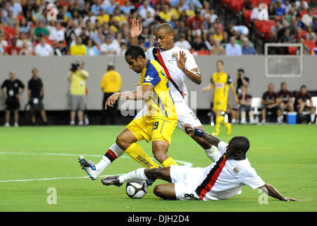 Luglio 27, 2010 - Atlanta, Georgia, Stati Uniti d'America - 28 Luglio 2010: Miguel Layun (19) del Club America, Manchester City difensore Vincent Kompany (33) e Manchester City centrocampista Shaun Wright-Phillips (8) codifica per la palla al Georgia Dome di Atlanta, Georgia. Punteggio finale; .Credito: Marty Bingham / Southcreek globale di credito (Immagine: © Southcreek globale/ZUMA Foto Stock