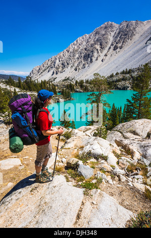 Saccopelisti al primo lago, Big Pine laghi, John Muir Wilderness, California USA Foto Stock