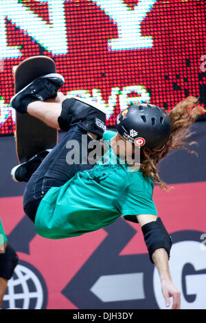 Luglio 28, 2010 - Los Angeles, California, Stati Uniti - 28 Luglio 2010: Shaun White pattini in Vert Ramp pratica a giochi di X 16 a Los Angeles, CA. (Credito Immagine: © Josh Cappella/Southcreek globale/ZUMApress.com) Foto Stock