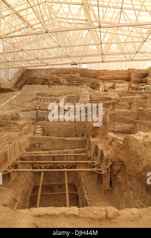 Gli scavi che mostra il livello più basso a Catalhoyuk insediamento neolitico risalente 9.500 anni, Cumra, Konya, Turchia centrale Foto Stock
