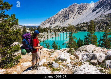 Saccopelisti al primo lago, Big Pine laghi, John Muir Wilderness, California USA Foto Stock