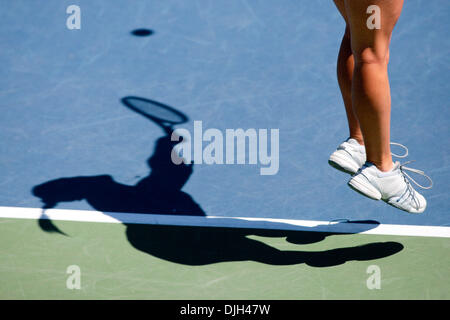 Luglio 29, 2010 - Mason, Ohio, Stati Uniti d'America - 29 Luglio 2010: Stanford in California Melanie OUDIN (USA) serve contro Victoria Azarenka (BLR) giovedì durante la banca del West Classic donne torneo di tennis presso la famiglia Taube Tennis Stadium. Credito: Konstandinos Goumenidis / Southcreek globale. (Credito Immagine: © Southcreek globale/ZUMApress.com) Foto Stock