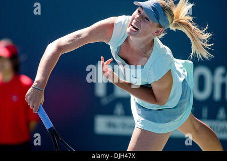 Luglio 29, 2010 - Mason, Ohio, Stati Uniti d'America - 29 Luglio 2010: Stanford in California Maria SHARAPOVA (RUS) serve contro Olga GOVORTSOVA (BLR)giovedì durante la banca del West Classic donne torneo di tennis presso la famiglia Taube Tennis Stadium. Credito: Konstandinos Goumenidis / Southcreek globale. (Credito Immagine: © Southcreek globale/ZUMApress.com) Foto Stock