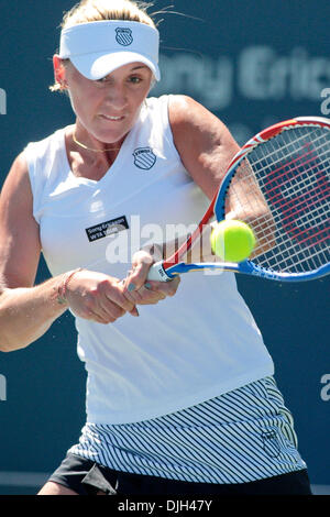 Luglio 29, 2010 - Mason, Ohio, Stati Uniti d'America - 29 Luglio 2010: Stanford in California Olga GOVORTSOVA (BLR) restituisce un servire contro Maria SHARAPOVA (RUS) giovedì durante la banca del West Classic donne torneo di tennis presso la famiglia Taube Tennis Stadium. Credito: Konstandinos Goumenidis / Southcreek globale. (Credito Immagine: © Southcreek globale/ZUMApress.com) Foto Stock