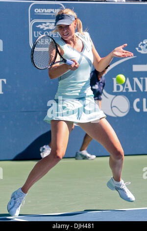 Luglio 29, 2010 - Mason, Ohio, Stati Uniti d'America - 29 Luglio 2010: Stanford in California Maria SHARAPOVA (RUS) restituisce un servire contro Olga GOVORTSOVA (BLR)giovedì durante la banca del West Classic donne torneo di tennis presso la famiglia Taube Tennis Stadium. Credito: Konstandinos Goumenidis / Southcreek globale. (Credito Immagine: © Southcreek globale/ZUMApress.com) Foto Stock