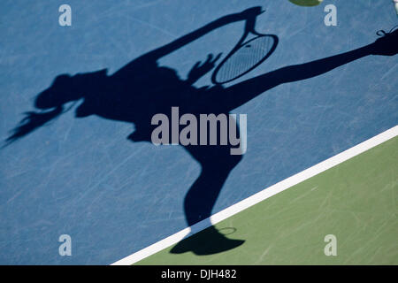 Luglio 29, 2010 - Mason, Ohio, Stati Uniti d'America - 29 Luglio 2010: Stanford in California Maria SHARAPOVA (RUS) serve contro Olga GOVORTSOVA (BLR)giovedì durante la banca del West Classic donne torneo di tennis presso la famiglia Taube Tennis Stadium. Credito: Konstandinos Goumenidis / Southcreek globale. (Credito Immagine: © Southcreek globale/ZUMApress.com) Foto Stock