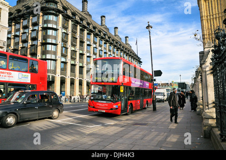 London bus passando Portcullis House e Westminster Stazione della Metropolitana, City of Westminster, Londra, Inghilterra, Regno Unito Foto Stock