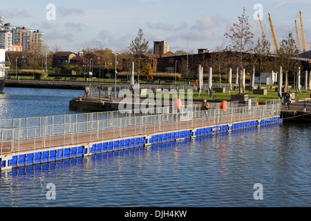 Vista da Canary Wharf a Isle of Dogs Londra Inghilterra passerella galleggiante Foto Stock