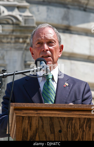 New York City Mayor Michael Bloomberg parla di soldati e marinai' monumento in Upper West Side di Manhattan come parte di un Foto Stock