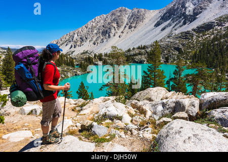 Saccopelisti al primo lago, Big Pine laghi, John Muir Wilderness, California USA Foto Stock