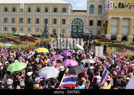 Bangkok, Tailandia. 28 Nov, 2013. Governo anti-manifestanti rally al di fuori del Ministero della Difesa a Bangkok, Thailandia, nov. 28, 2013. Primo ministro tailandese Shinawatra Yingluck giovedì chiamato sui dimostranti anti-governativi per mantenere il dialogo con il governo per trovare una via di uscita dal tumulto politico. Credito: Rachen Sageamsak/Xinhua/Alamy Live News Foto Stock