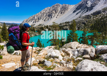 Saccopelisti al primo lago, Big Pine laghi, John Muir Wilderness, California USA Foto Stock