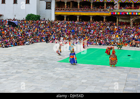 Tashichhoe Dzong,Fort,Thimphu,4 giorni di Festival Tsechu,mascherata monaco buddista ballerini, musicisti,persone in costumi tradizionali,Bhutan Foto Stock