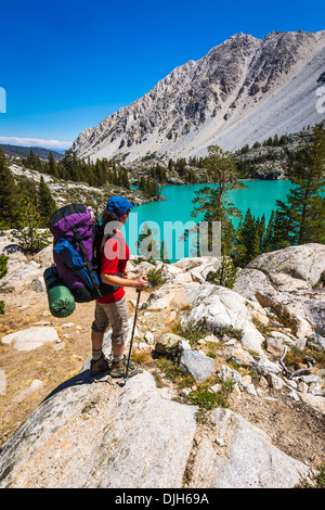 Saccopelisti al primo lago, Big Pine laghi, John Muir Wilderness, California USA Foto Stock