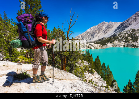 Saccopelisti al primo lago, Big Pine laghi, John Muir Wilderness, California USA Foto Stock