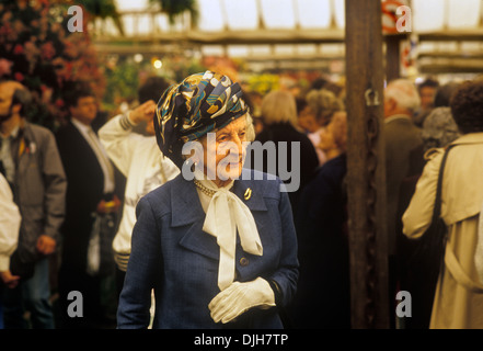 Donna moda anni '80. Donna anziana al Chelsea Flower Show. LONDRA UK 1984 HOMER SYKES Foto Stock