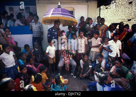Matrimonio indù in India, isola Elephanta chiamata anche Gharapuri Mumbai. Lo sposo e gli ospiti del villaggio HOMER SYKES anni '1990 Foto Stock