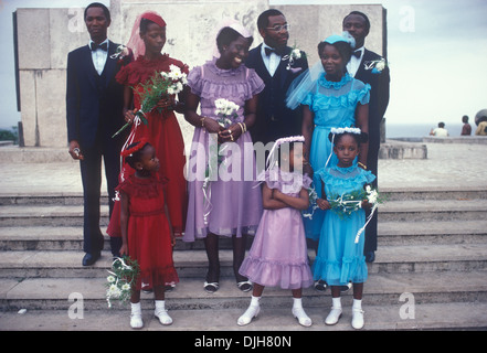 Il partito di nozze si sposa con i loro bambini che agiscono come bridesmaids Monrovia Liberia Africa occidentale. 1983 1980s HOMER SYKES Foto Stock