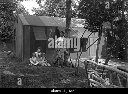 Una povera famiglia al di fuori del loro tented home in depressione-ser USA c.1933 Foto Stock