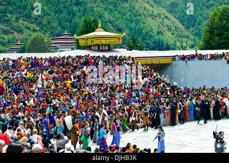 Tashichhoe Dzong,Fort,Thimphu,4 giorni di Festival Tsechu,mascherata monaco buddista ballerini, musicisti,persone in costumi tradizionali,Bhutan Foto Stock