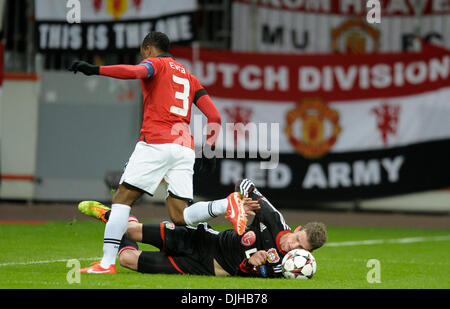 BayArenea, Leverkusen, Germania 27 Novembre 2013, calcio Champions-League UEFA, Saison 2013/14 fase di gruppo, giornata 5, Bayer 04 Leverkusen - Phil Jones (ManU e Lars Bender (Leverkusen) Credito: kolvenbach/Alamy Live News Foto Stock