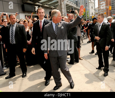 Dalton McGuinty Premier di Ontario e il Principe Carlo Principe di Galles arrivando a Ryerson University per i media digitali zona Foto Stock