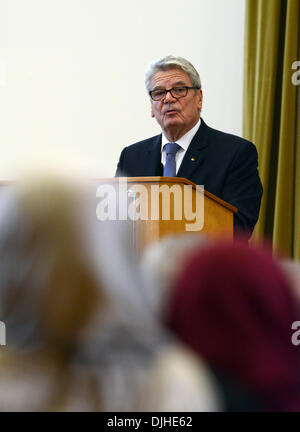 Muenster, Germania. 28 Nov, 2013. Il Presidente federale Joachim Gauck parlare nel centro per la teologia islamica in Muenster, Germania, 28 novembre 2013. Il centro islamico educa i ricercatori e insegnanti che vogliono insegnare creed orientato classe islamica. Foto: Caroline Seidel/dpa/Alamy Live News Foto Stock