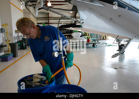 Luglio 30, 2010 - Brandon, FL, Stati Uniti d'America - TP 326275 OROU Mosquito.SALTARE O'Rourke | Orari 2 di 2 (Brandon, FL) (7/30/2010) pilota Mike Munech (CQ) pompe chemical dal serbatoio di un aeromobile dopo ritornò da un volo di spruzzatura per zanzara nella parte orientale della contea di Hillsborough partendo prima dell'alba. Dietro di lui sono 2 elicotteri che sono anche utilizzati per la spruzzatura e uno degli spray sarà più tardi ho Foto Stock