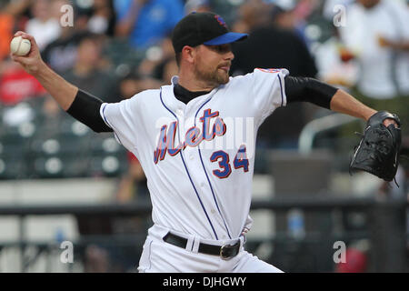 Luglio 30, 2010 - Flushing, New York, Stati Uniti d'America - 30 Luglio 2010: New York Mets lanciatore Mike Pelfrey (#34) sulla Montagnola durante il gioco al Citi Field di Flushing, New York. .Credito: Anthony Gruppuso / Southcreek globale di credito (Immagine: © Southcreek globale/ZUMApress.com) Foto Stock